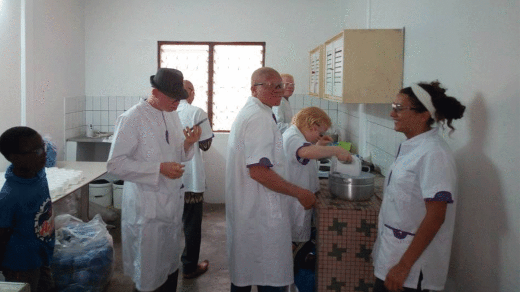 La production de crème solaire pour les personnes atteintes d’albinisme au Togo