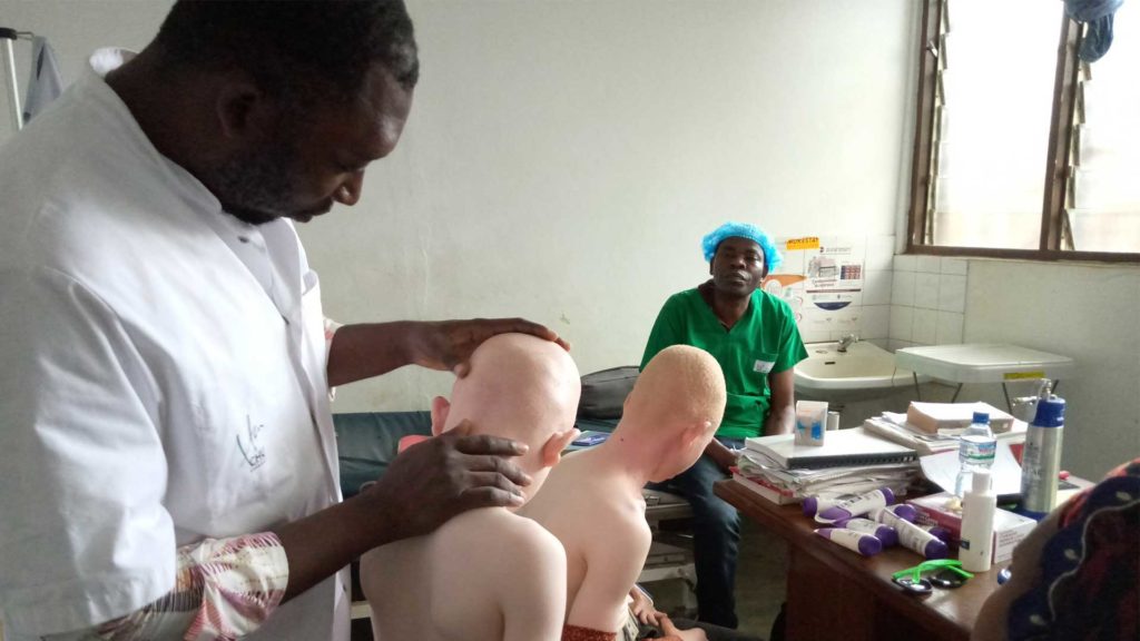 Des soins dermatologiques de qualité pour les personnes atteintes d’albinisme du Togo